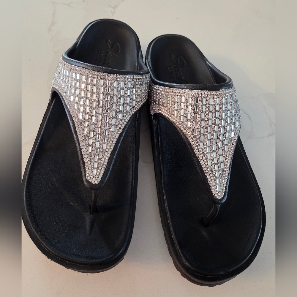 Sketchers Luxe Foam Bedazzeled Rhinestine Vacation Wear Thong Sandals